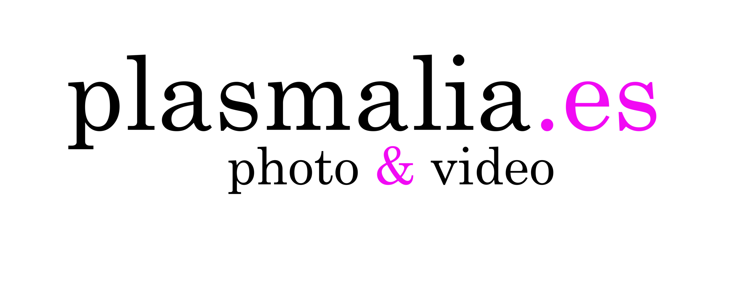 Un logotipo de texto negro con las palabras "Book & Roses" en una fuente serif. El ampersand y las letras "es" están en rosa, mientras que el resto del texto está en negro. Hay un pequeño punto rosa sobre la última "s" de "Roses".